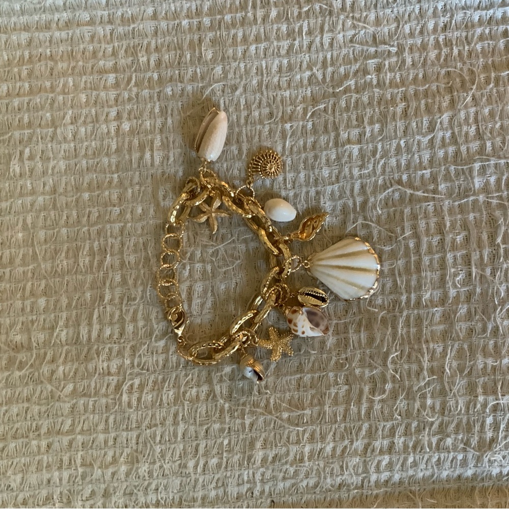 New Revolve x Ettika Mermaid Tears 18K Gold Plated Shell Beach Charm Bracelet - Picture 4 of 5